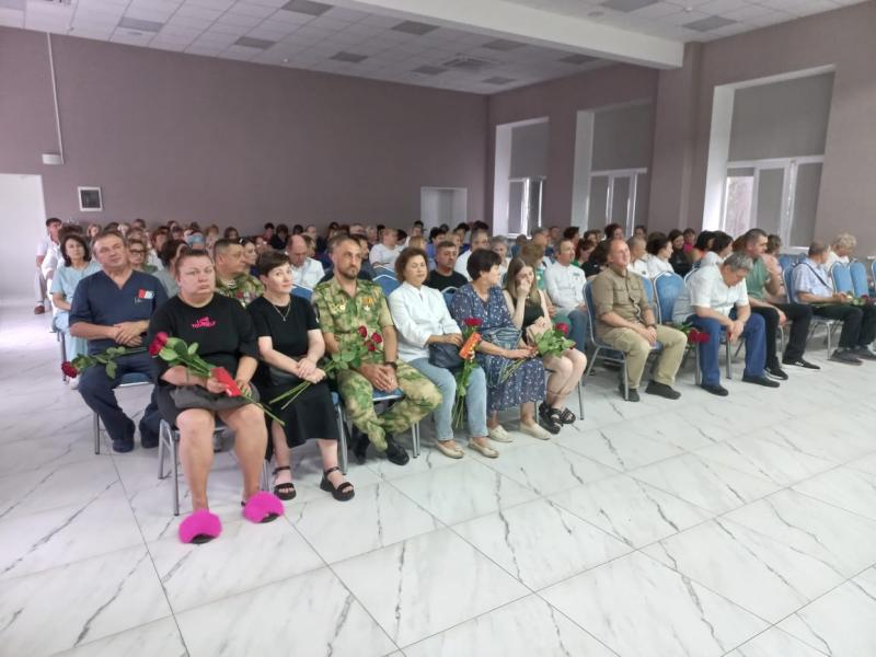 Профсоюзный комитет краевой БСМП в преддверии Дня ветеранов поздравил сотрудников-участников боевых действий