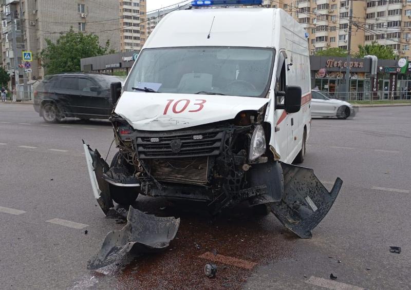 Медики скорой помощи попали в аварию.