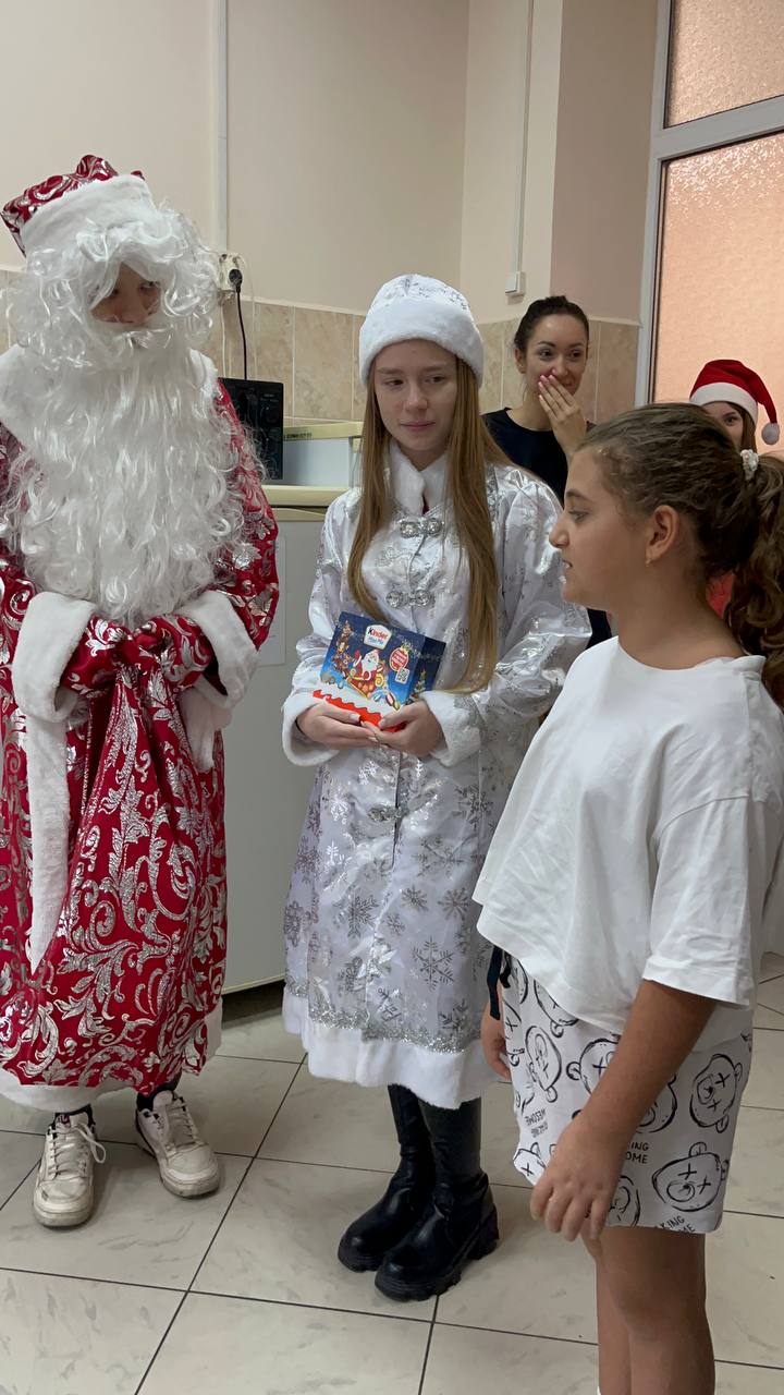 Студенты-добровольцы Волотерского центра кубанского государственного медицинского университета поздравили маленьких пациентов отделения травматологии краевой БСМП с наступающим новым годом