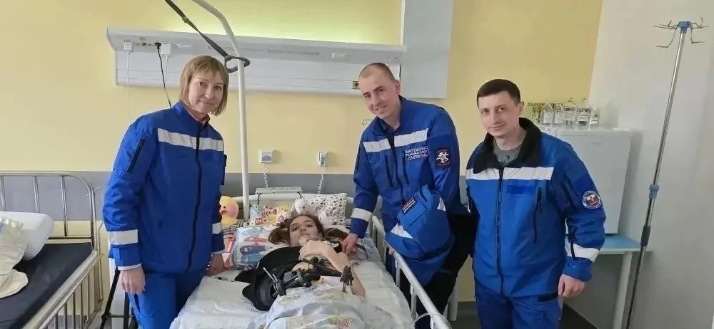 Cотрудники центра медицины катастроф краевой БСМП спасли жизнь девочке, выпавшей с 12-го этажа. Cотрудники центра медицины катастроф краевой БСМП спасли жизнь девочке, выпавшей с 12-го этажа.