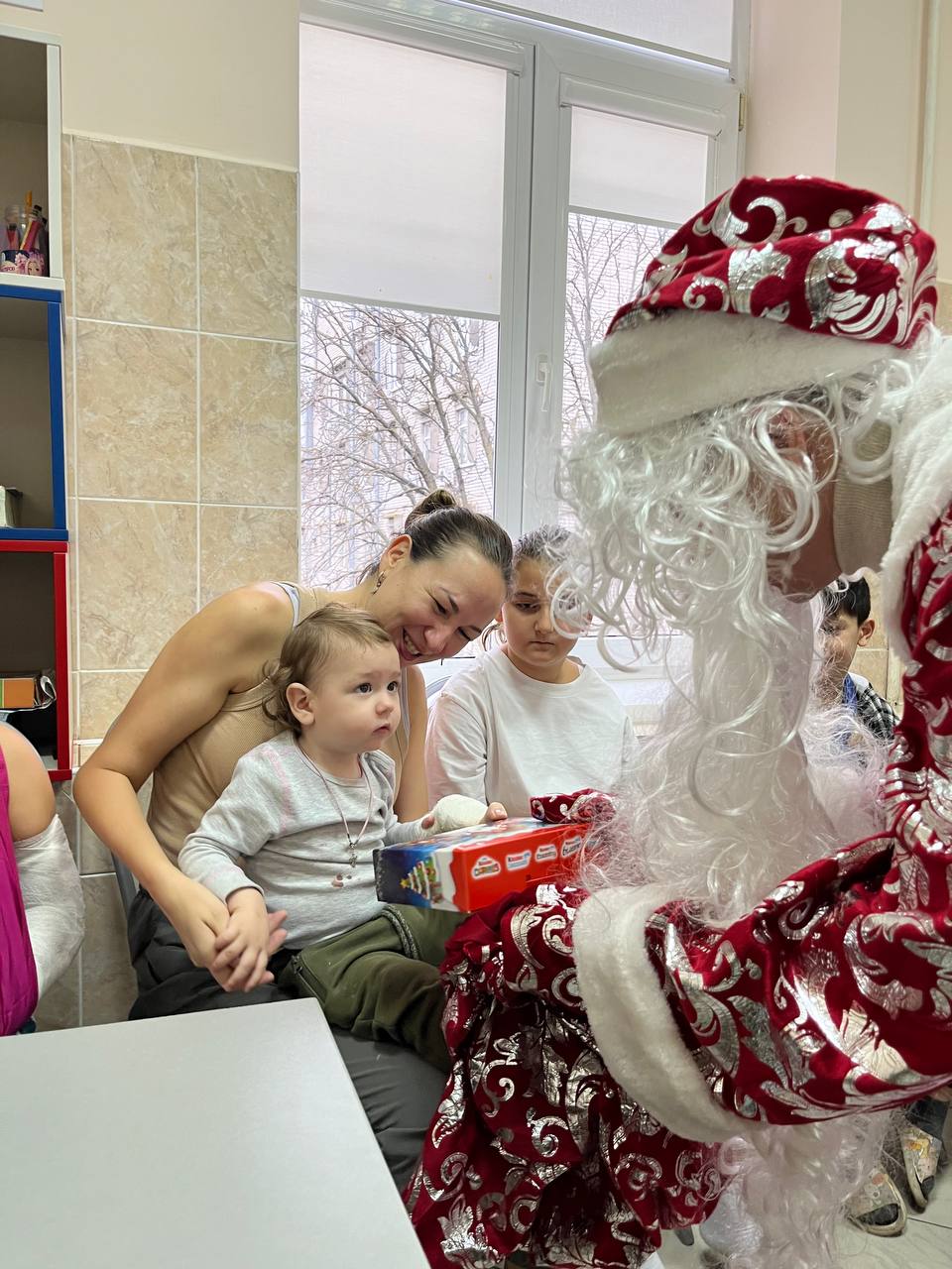 Студенты-добровольцы Волотерского центра кубанского государственного медицинского университета поздравили маленьких пациентов отделения травматологии краевой БСМП с наступающим новым годом