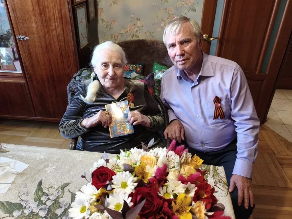 Сотрудники профсоюзной комитета краевой БСМП поздравили с наступающим 9-ым мая бывших сотрудников - ветеранов и тружеников тыла. Сотрудники профсоюзной комитета краевой БСМП поздравили с наступающим 9-ым мая бывших сотрудников - ветеранов и тружеников тыла.