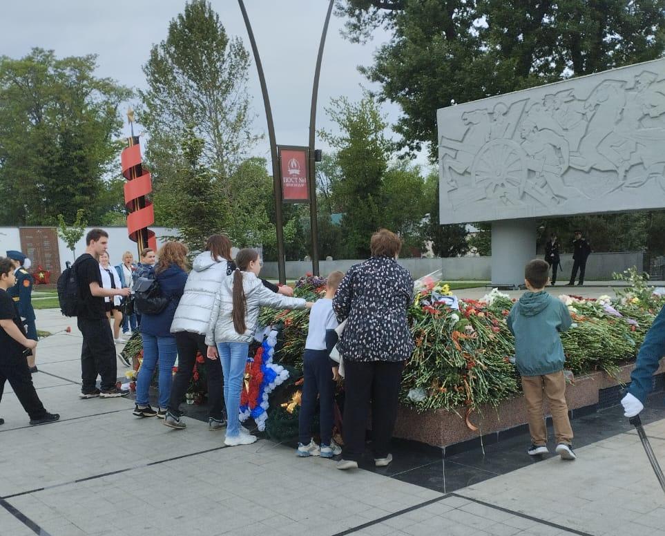 Члены профсоюза краевой БСМП посетили памятники ВОВ Члены профсоюза краевой БСМП посетили памятники ВОВ