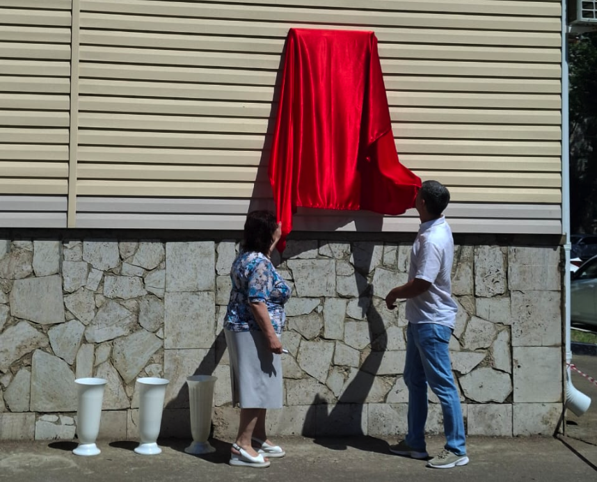 В краевой БСМП установили мемориальную доску