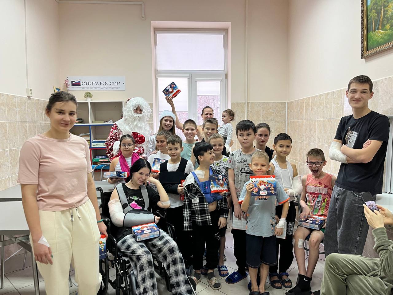 Студенты-добровольцы Волотерского центра кубанского государственного медицинского университета поздравили маленьких пациентов отделения травматологии краевой БСМП с наступающим новым годом