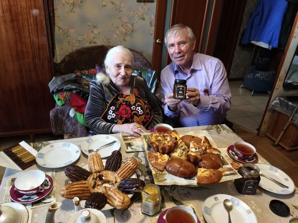 Сотрудники профсоюзной комитета краевой БСМП поздравили с наступающим 9-ым мая бывших сотрудников - ветеранов и тружеников тыла.