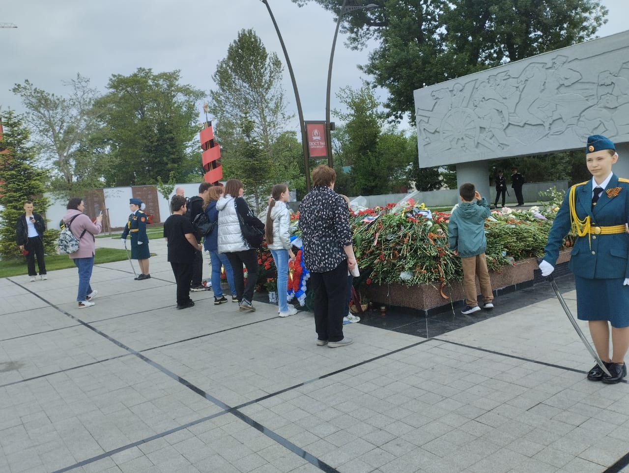 Члены профсоюза краевой БСМП посетили памятники ВОВ Члены профсоюза краевой БСМП посетили памятники ВОВ