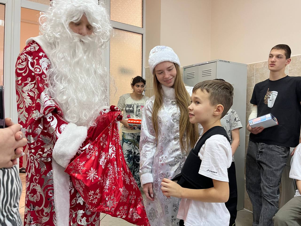 Студенты-добровольцы Волотерского центра кубанского государственного медицинского университета поздравили маленьких пациентов отделения травматологии краевой БСМП с наступающим новым годом