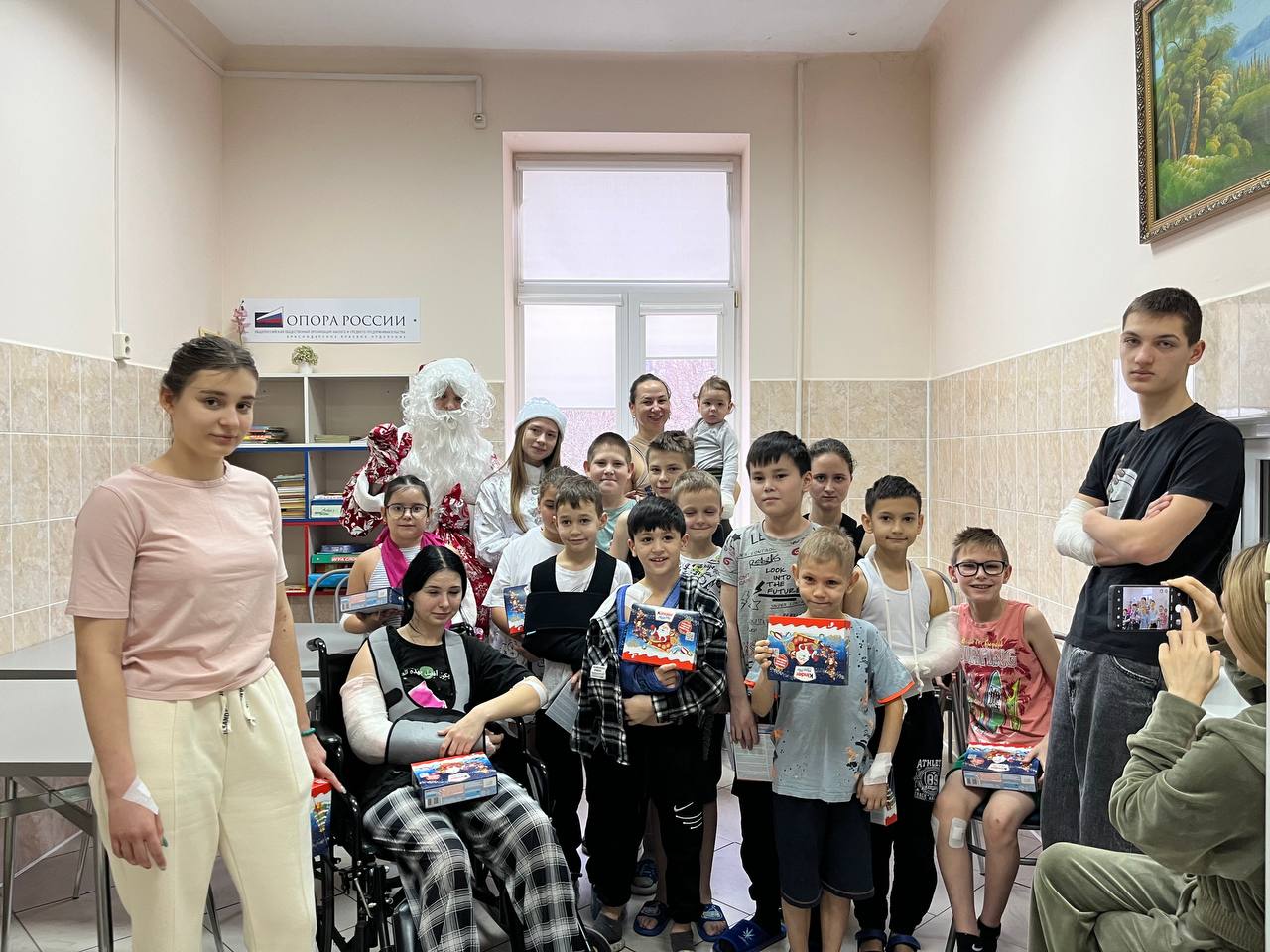 Студенты-добровольцы Волотерского центра кубанского государственного медицинского университета поздравили маленьких пациентов отделения травматологии краевой БСМП с наступающим новым годом