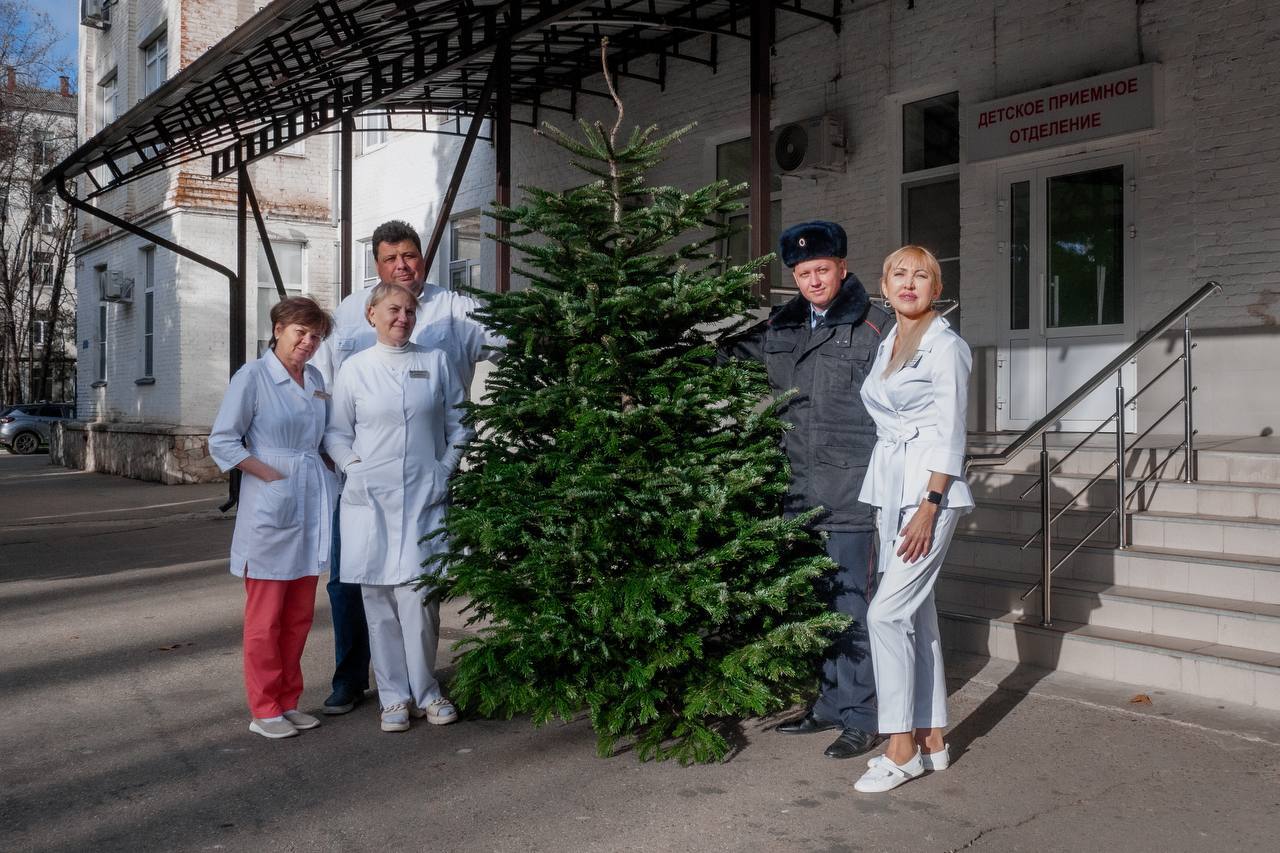 В Краснодаре «Полицейский Дед Мороз» установил новогоднюю елку в детском приемном отделении краевой больницы скорой медицинской помощи