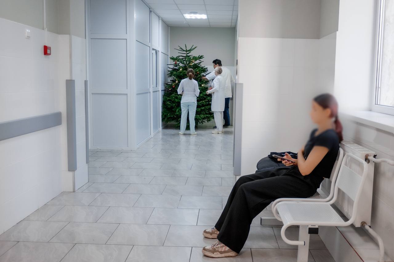 В Краснодаре «Полицейский Дед Мороз» установил новогоднюю елку в детском приемном отделении краевой больницы скорой медицинской помощи