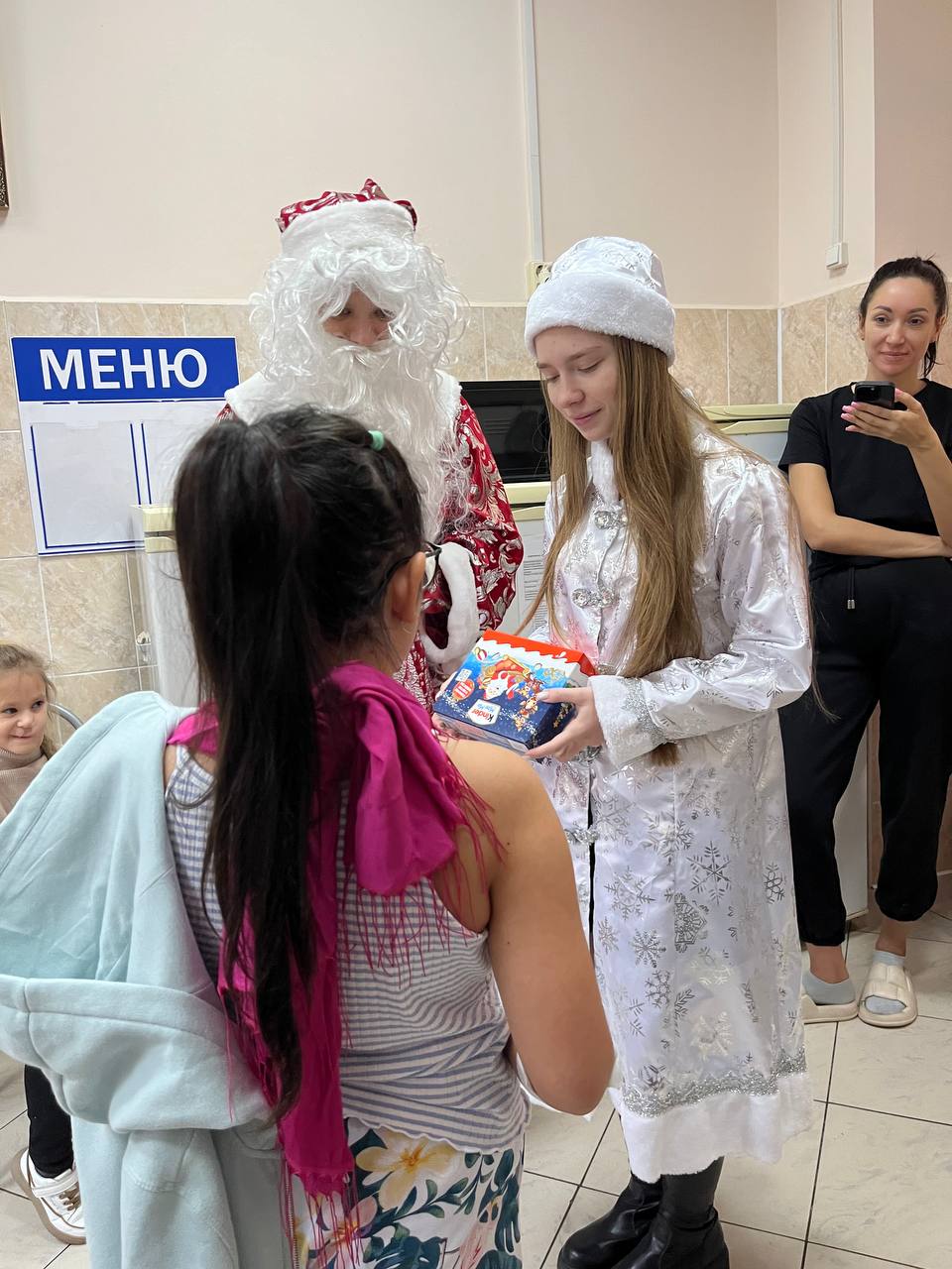 Студенты-добровольцы Волотерского центра кубанского государственного медицинского университета поздравили маленьких пациентов отделения травматологии краевой БСМП с наступающим новым годом