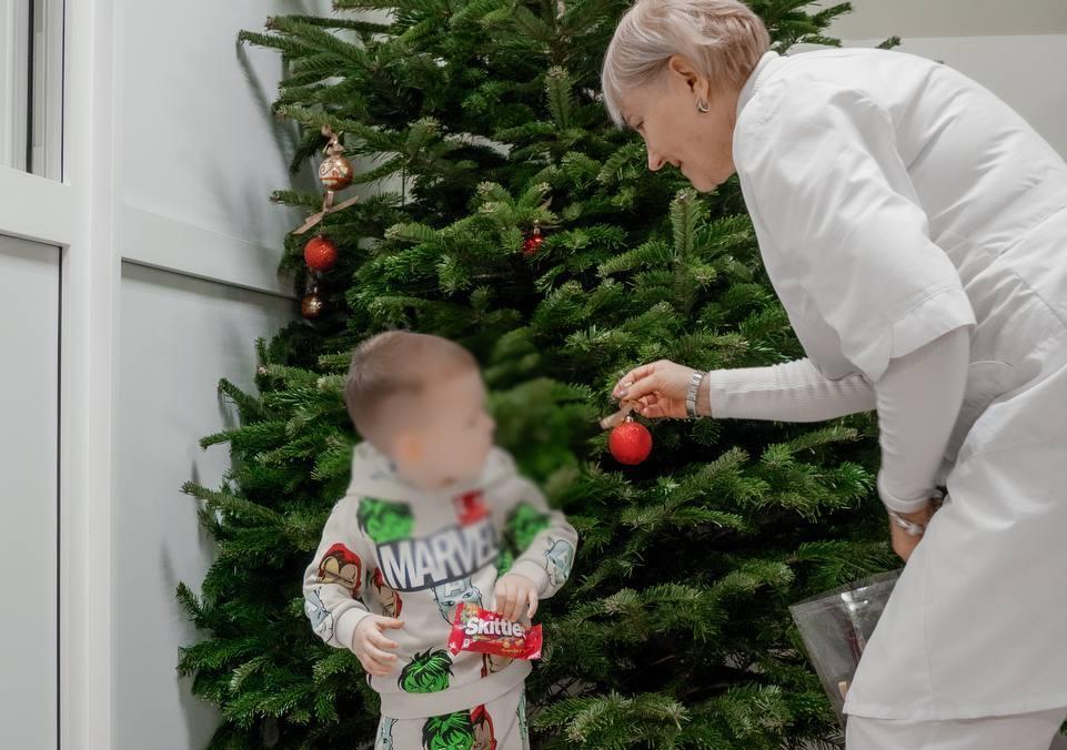 В Краснодаре «Полицейский Дед Мороз» установил новогоднюю елку в детском приемном отделении краевой больницы скорой медицинской помощи