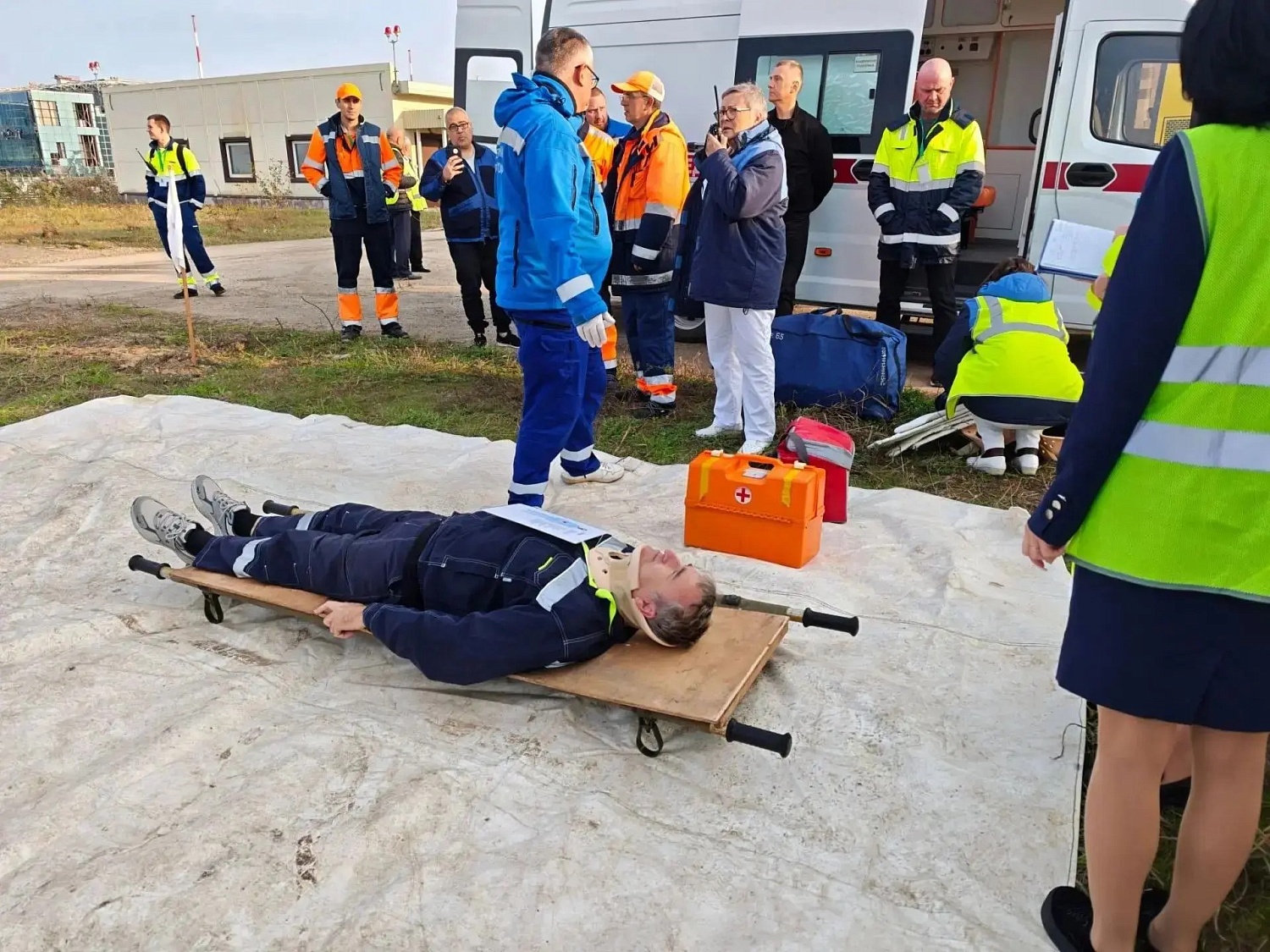 Сотрудники центра медицины катастроф краевой БСМП поняли участие в тактико-специальном учении в аэропорту Краснодара.