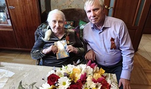 Сотрудники профсоюзной комитета краевой БСМП поздравили с наступающим 9-ым мая бывших сотрудников - ветеранов и тружеников тыла.